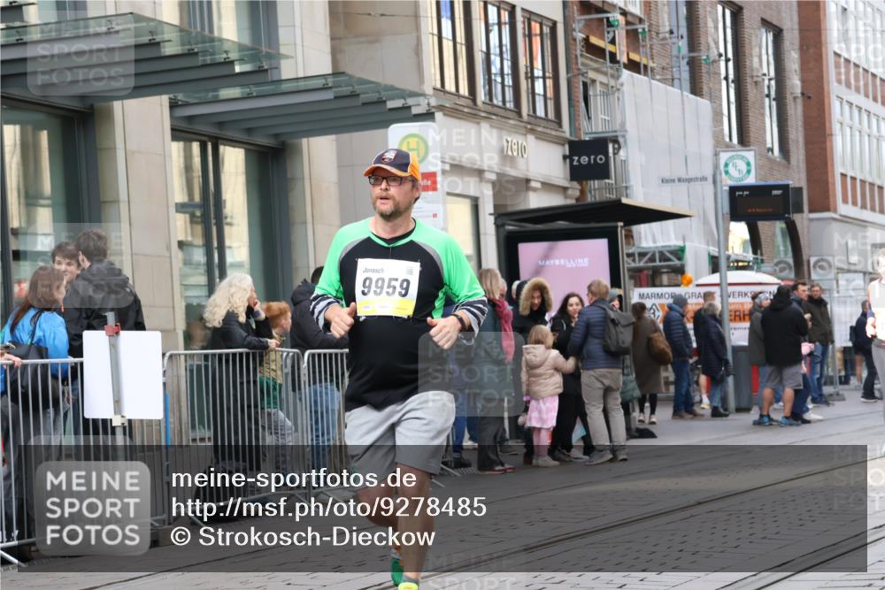 05.10.2025 - 20. swb-Marathon Bremen Strokosch-Dieckow http://msf.ph/oto/9278485 05.10.2025 11:15:00 Ziel 8844, 9441, 9643, 9767, 9768, 9959, 10976, 10984, 11112, 11113, 11293, 11635, 8844, 9441, 9643, 9767, 9768, 9959, 10976, 10984, 11112, 11113, 11293, 11635 meine-sportfotos.de
