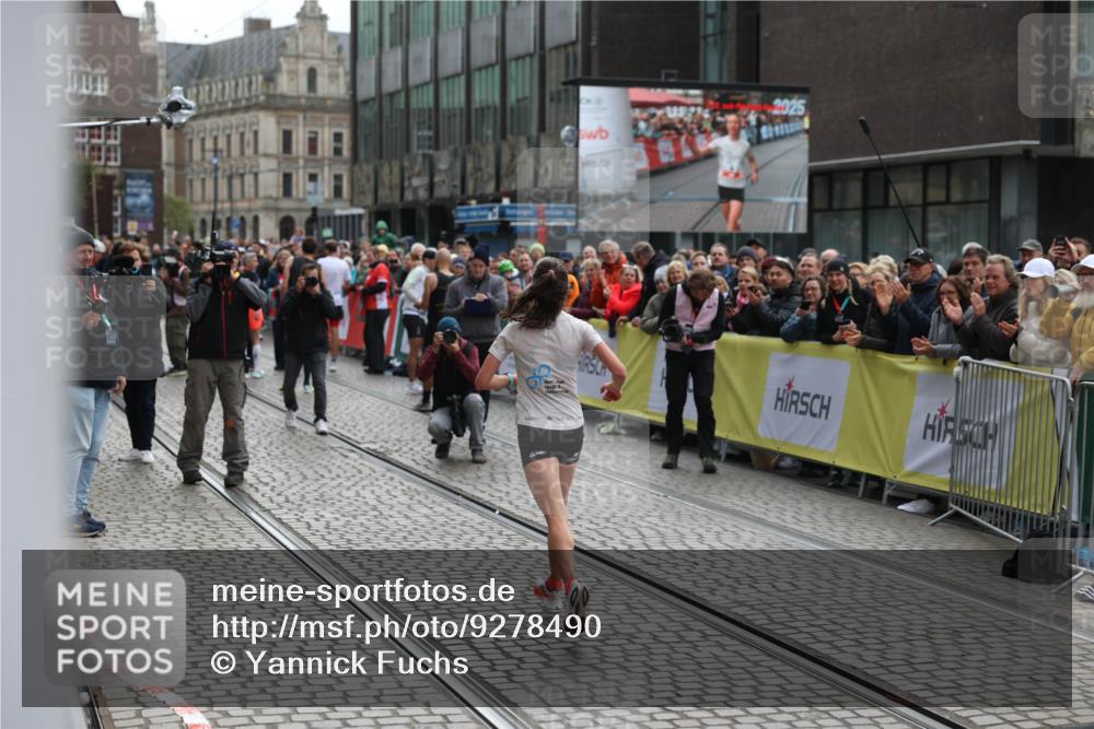 05.10.2025 - 20. swb-Marathon Bremen Yannick Fuchs http://msf.ph/oto/9278490 05.10.2025 12:40:38 Ziel 4, 351 meine-sportfotos.de