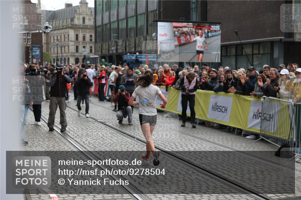 05.10.2025 - 20. swb-Marathon Bremen Yannick Fuchs http://msf.ph/oto/9278504 05.10.2025 12:40:38 Ziel 4, 351 meine-sportfotos.de