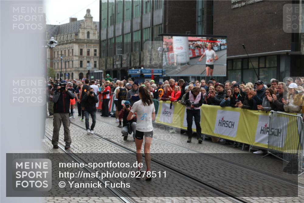 05.10.2025 - 20. swb-Marathon Bremen Yannick Fuchs http://msf.ph/oto/9278511 05.10.2025 12:40:38 Ziel 4, 351 meine-sportfotos.de