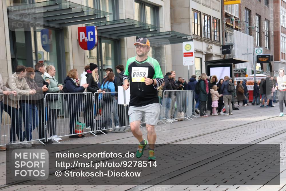 05.10.2025 - 20. swb-Marathon Bremen Strokosch-Dieckow http://msf.ph/oto/9278514 05.10.2025 11:15:01 Ziel 8844, 9441, 9643, 9767, 9768, 9959, 10976, 10984, 11112, 11113, 11293, 11635, 8844, 9441, 9643, 9767, 9768, 9959, 10976, 10984, 11112, 11113, 11293, 11635 meine-sportfotos.de