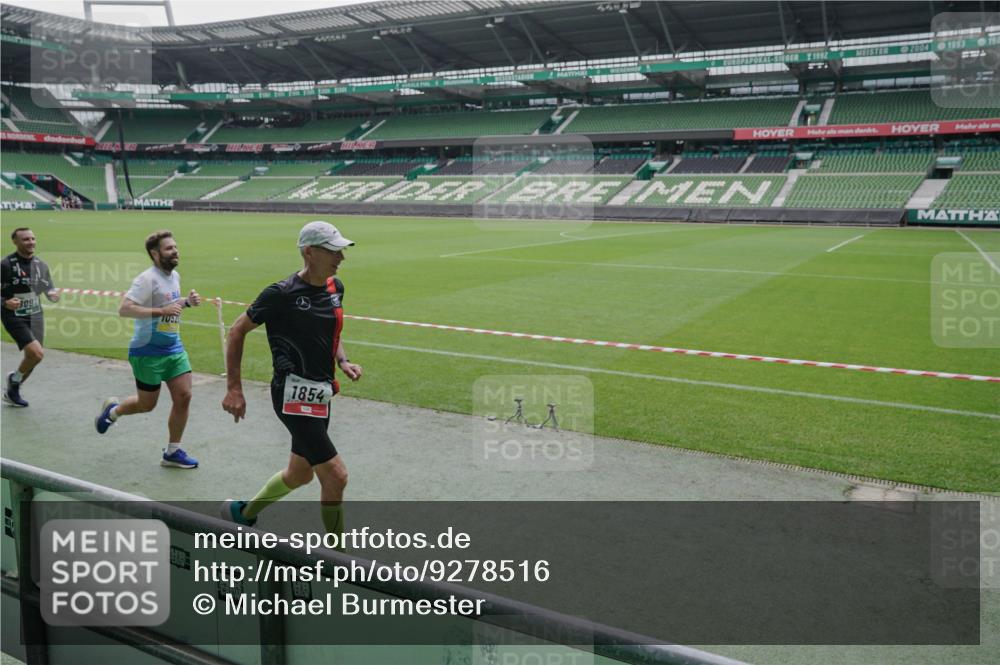 05.10.2025 - 20. swb-Marathon Bremen Michael Burmester http://msf.ph/oto/9278516 05.10.2025 12:59:12 Laufen im Stadion 27, 219, 226, 586, 667, 807, 988, 1043, 1229, 1503, 1516, 1598, 1619, 1711, 1843, 1854, 2496, 2663, 2797, 2922, 2941, 2945, 3086, 3087, 3141, 3252, 3254, 3467, 3615, 3747, 3791, 3888, 4095, 4113, 4380, 4395, 4486, 4522, 4783, 4827, 4909, 4967, 5123, 5261, 5510, 5530, 5584, 5722, 5808, 5878, 5891, 6007, 6030, 6113, 6374, 6561, 6624, 6672, 6882, 7169, 7185, 7201, 7262, 7311, 7312, 7398, 7467, 7511, 7550, 7906, 7929, 8097, 8214, 8247, 8355, 8485, 8539, 9024, 9072, 10526, 90, 726 meine-sportfotos.de
