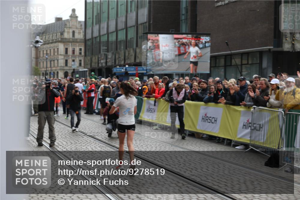 05.10.2025 - 20. swb-Marathon Bremen Yannick Fuchs http://msf.ph/oto/9278519 05.10.2025 12:40:39 Ziel 4, 351 meine-sportfotos.de
