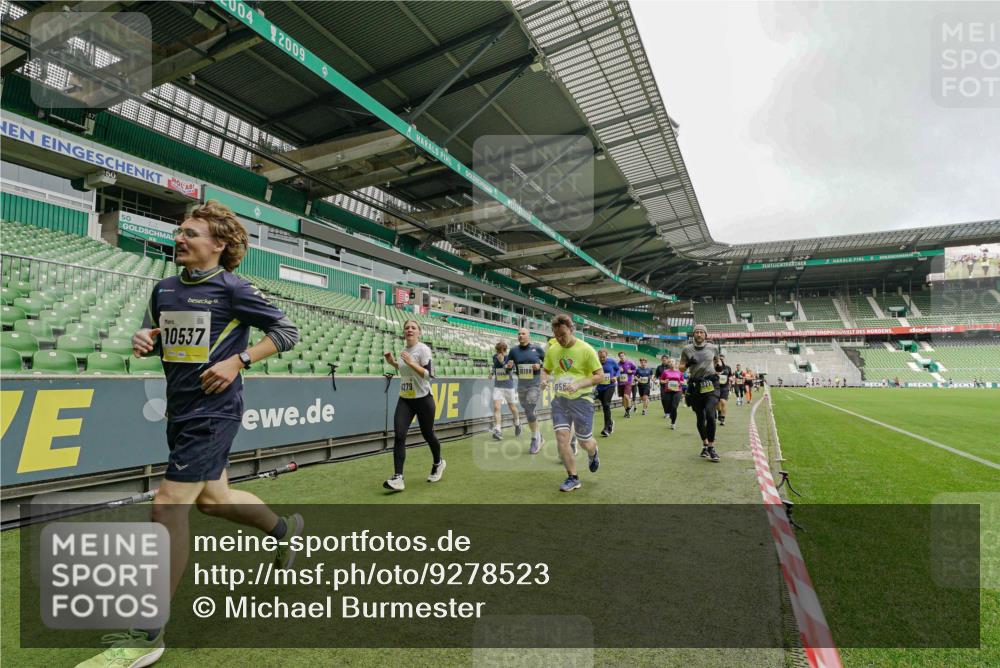 05.10.2025 - 20. swb-Marathon Bremen Michael Burmester http://msf.ph/oto/9278523 05.10.2025 10:31:14 Laufen im Stadion 7251, 9004, 9172, 9196, 9214, 9230, 9252, 9263, 9267, 9277, 9287, 9333, 9337, 9399, 9416, 9425, 9431, 9449, 9457, 9482, 9501, 9506, 9584, 9645, 9676, 9683, 9708, 9715, 9742, 9787, 9791, 9852, 9894, 9934, 9987, 10016, 10066, 10163, 10199, 10222, 10240, 10251, 10254, 10279, 10317, 10321, 10356, 10378, 10380, 10438, 10449, 10479, 10514, 10537, 10543, 10556, 10609, 10625, 10636, 10638, 10655, 10668, 10669, 10698, 10743, 7733, 9209, 9251, 9906 meine-sportfotos.de