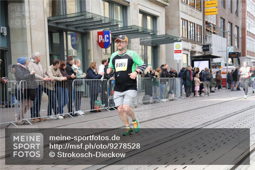 05.10.2025 - 20. swb-Marathon Bremen Strokosch-Dieckow http://msf.ph/oto/9278528 05.10.2025 11:15:01 Ziel 8844, 9441, 9643, 9767, 9768, 9959, 10976, 10984, 11112, 11113, 11293, 11635, 8844, 9441, 9643, 9767, 9768, 9959, 10976, 10984, 11112, 11113, 11293, 11635 meine-sportfotos.de