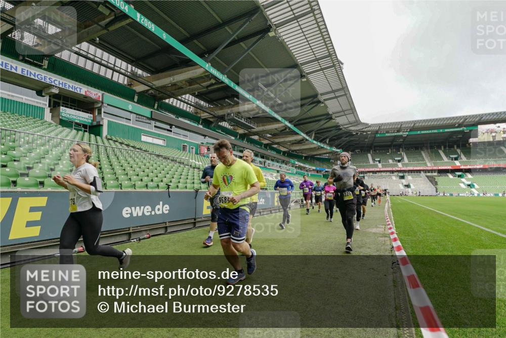 05.10.2025 - 20. swb-Marathon Bremen Michael Burmester http://msf.ph/oto/9278535 05.10.2025 10:31:15 Laufen im Stadion 7251, 9004, 9172, 9196, 9214, 9230, 9252, 9263, 9267, 9277, 9287, 9333, 9337, 9399, 9416, 9425, 9431, 9449, 9457, 9482, 9501, 9506, 9584, 9645, 9676, 9683, 9708, 9715, 9742, 9787, 9791, 9852, 9894, 9903, 9934, 9987, 10016, 10066, 10163, 10199, 10222, 10240, 10251, 10279, 10317, 10321, 10356, 10378, 10380, 10438, 10449, 10479, 10514, 10537, 10543, 10556, 10609, 10625, 10636, 10638, 10655, 10668, 10669, 10698, 10743, 7733, 9209, 9251, 9906 meine-sportfotos.de