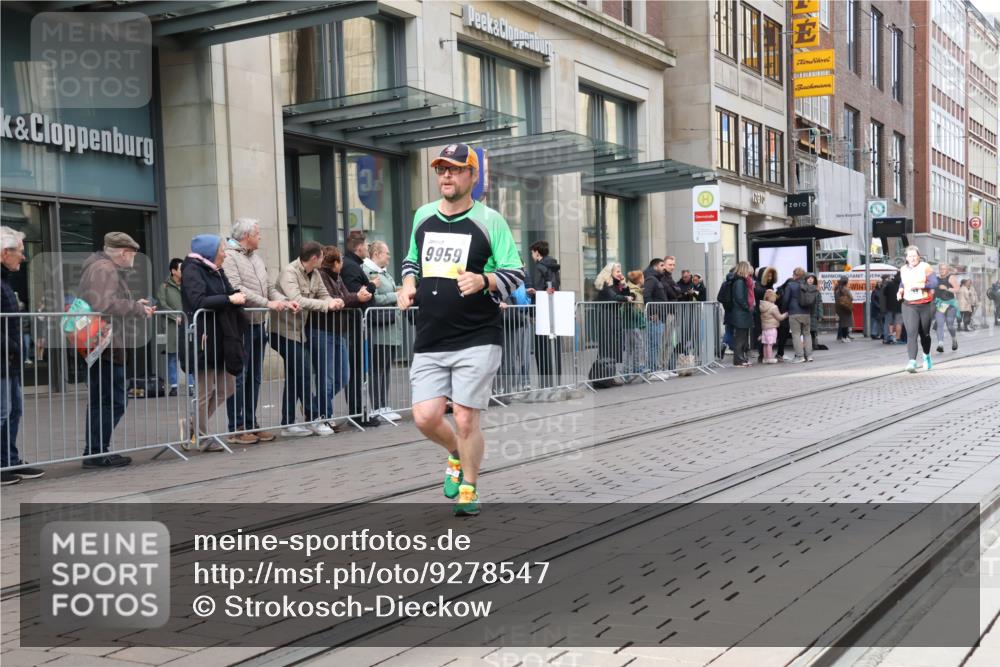 05.10.2025 - 20. swb-Marathon Bremen Strokosch-Dieckow http://msf.ph/oto/9278547 05.10.2025 11:15:02 Ziel 8844, 9441, 9643, 9767, 9768, 9959, 10976, 10984, 11112, 11113, 11293, 11635, 8844, 9441, 9643, 9767, 9768, 9959, 10976, 10984, 11112, 11113, 11293, 11635 meine-sportfotos.de