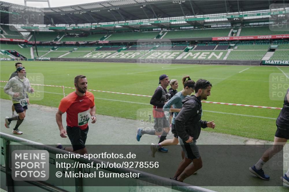 05.10.2025 - 20. swb-Marathon Bremen Michael Burmester http://msf.ph/oto/9278556 05.10.2025 12:59:16 Laufen im Stadion 27, 99, 219, 226, 586, 667, 807, 1043, 1229, 1516, 1598, 1619, 1711, 1843, 1854, 2496, 2663, 2797, 2941, 2945, 3086, 3087, 3141, 3252, 3615, 3747, 3791, 3888, 4095, 4113, 4380, 4395, 4486, 4522, 4783, 4827, 4909, 4967, 5123, 5510, 5530, 5584, 5722, 5808, 5878, 5891, 6007, 6030, 6113, 6374, 6561, 6624, 6672, 6882, 7169, 7185, 7201, 7262, 7311, 7312, 7398, 7421, 7467, 7511, 7550, 7906, 7929, 8097, 8214, 8247, 8355, 8372, 8485, 8539, 8981, 9024, 9072, 10526, 726 meine-sportfotos.de