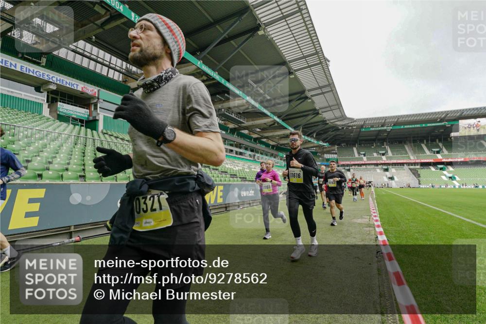 05.10.2025 - 20. swb-Marathon Bremen Michael Burmester http://msf.ph/oto/9278562 05.10.2025 10:31:16 Laufen im Stadion 7251, 9004, 9172, 9196, 9214, 9230, 9252, 9263, 9267, 9277, 9287, 9333, 9337, 9399, 9416, 9425, 9431, 9449, 9457, 9501, 9506, 9584, 9645, 9676, 9683, 9708, 9715, 9742, 9787, 9791, 9852, 9894, 9903, 9934, 9987, 10014, 10016, 10066, 10163, 10199, 10222, 10240, 10251, 10279, 10317, 10321, 10356, 10378, 10380, 10438, 10449, 10479, 10514, 10537, 10543, 10556, 10609, 10625, 10636, 10638, 10655, 10668, 10669, 10698, 10743, 7733, 9209, 9251, 9906 meine-sportfotos.de