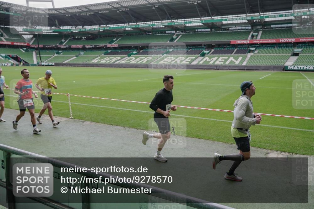 05.10.2025 - 20. swb-Marathon Bremen Michael Burmester http://msf.ph/oto/9278570 05.10.2025 12:59:18 Laufen im Stadion 27, 99, 219, 226, 586, 667, 807, 1043, 1229, 1516, 1598, 1619, 1711, 1843, 1854, 2496, 2663, 2797, 2941, 2945, 3086, 3087, 3141, 3252, 3615, 3747, 3791, 3888, 4095, 4113, 4380, 4395, 4486, 4522, 4536, 4783, 4827, 4909, 4967, 5123, 5510, 5530, 5584, 5722, 5808, 5878, 5891, 6007, 6030, 6113, 6374, 6561, 6624, 6882, 7169, 7185, 7201, 7262, 7311, 7312, 7398, 7421, 7467, 7511, 7550, 7906, 7929, 8097, 8214, 8247, 8355, 8372, 8485, 8539, 8981, 9024, 9072, 10526, 726 meine-sportfotos.de