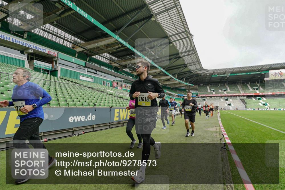 05.10.2025 - 20. swb-Marathon Bremen Michael Burmester http://msf.ph/oto/9278573 05.10.2025 10:31:17 Laufen im Stadion 7251, 9004, 9172, 9196, 9214, 9230, 9252, 9263, 9267, 9277, 9287, 9333, 9337, 9399, 9416, 9425, 9431, 9449, 9457, 9501, 9506, 9584, 9645, 9676, 9683, 9708, 9715, 9742, 9787, 9791, 9852, 9894, 9903, 9934, 10014, 10016, 10066, 10163, 10199, 10222, 10240, 10251, 10279, 10317, 10321, 10356, 10378, 10380, 10438, 10449, 10479, 10514, 10537, 10543, 10556, 10609, 10625, 10636, 10638, 10655, 10668, 10669, 10698, 10743, 7733, 9209, 9251, 9906 meine-sportfotos.de