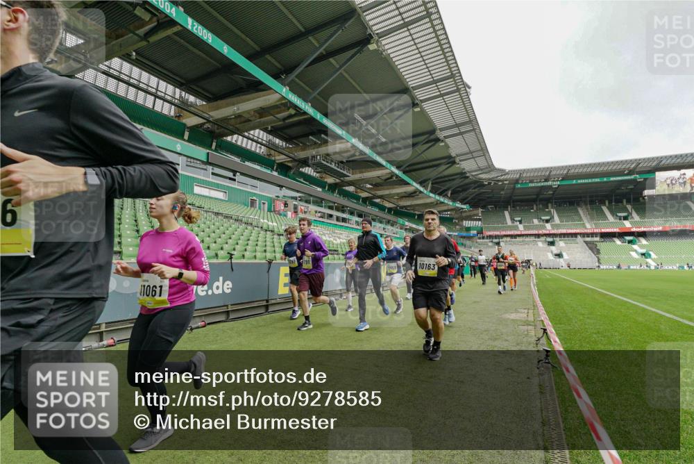 05.10.2025 - 20. swb-Marathon Bremen Michael Burmester http://msf.ph/oto/9278585 05.10.2025 10:31:18 Laufen im Stadion 7251, 9004, 9172, 9196, 9214, 9230, 9252, 9263, 9267, 9277, 9287, 9333, 9337, 9399, 9416, 9425, 9431, 9449, 9457, 9506, 9584, 9645, 9676, 9683, 9708, 9715, 9742, 9787, 9791, 9852, 9894, 9903, 9934, 10014, 10016, 10020, 10066, 10163, 10199, 10222, 10240, 10251, 10279, 10317, 10321, 10356, 10378, 10380, 10438, 10449, 10479, 10514, 10537, 10543, 10556, 10609, 10625, 10636, 10638, 10655, 10668, 10669, 10698, 10743, 7733, 9209, 9251, 9906 meine-sportfotos.de
