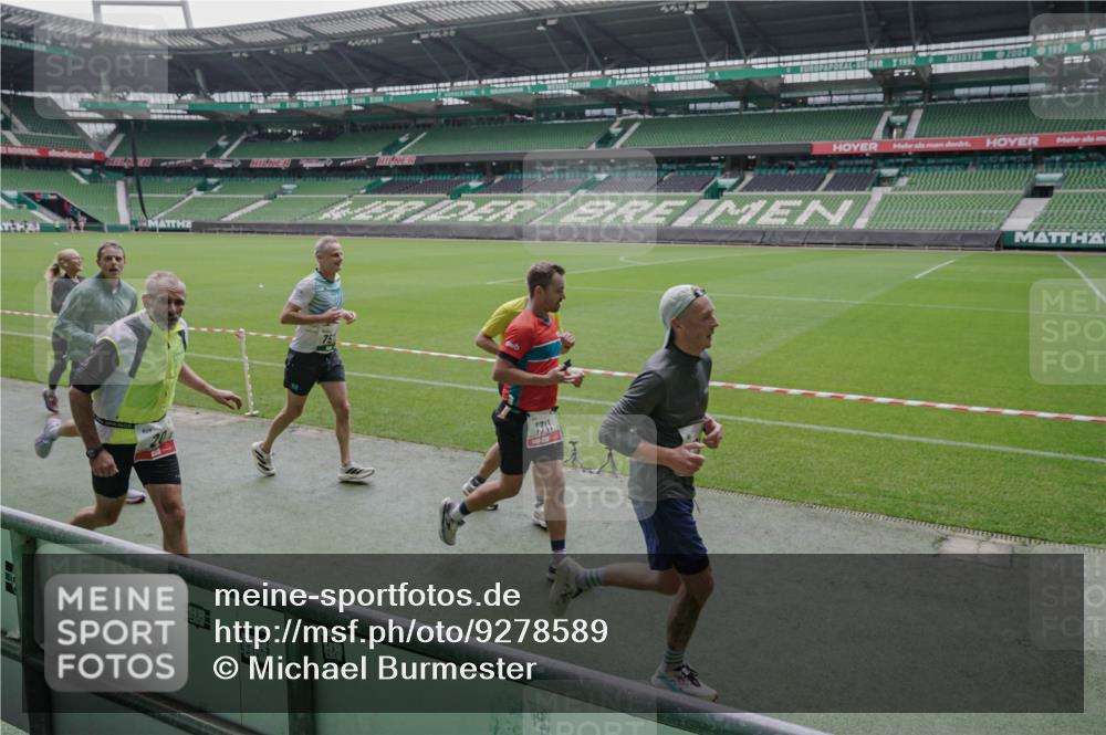 05.10.2025 - 20. swb-Marathon Bremen Michael Burmester http://msf.ph/oto/9278589 05.10.2025 12:59:19 Laufen im Stadion 27, 99, 219, 226, 586, 667, 807, 1043, 1229, 1516, 1598, 1711, 1843, 1854, 2496, 2663, 2797, 2941, 2945, 3086, 3087, 3141, 3252, 3615, 3747, 3791, 3888, 4095, 4113, 4380, 4395, 4486, 4522, 4536, 4783, 4827, 4909, 4967, 5123, 5493, 5510, 5530, 5584, 5722, 5808, 5878, 5891, 6007, 6030, 6374, 6561, 6624, 6882, 7169, 7185, 7201, 7262, 7311, 7312, 7398, 7421, 7467, 7511, 7550, 7906, 7929, 8097, 8214, 8247, 8355, 8372, 8485, 8539, 8981, 9024, 9072, 10526, 726 meine-sportfotos.de