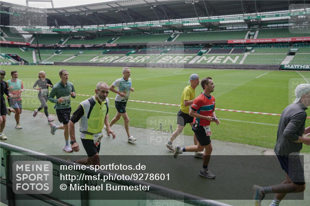 05.10.2025 - 20. swb-Marathon Bremen Michael Burmester http://msf.ph/oto/9278601 05.10.2025 12:59:20 Laufen im Stadion 27, 99, 219, 226, 586, 667, 807, 1043, 1229, 1516, 1598, 1711, 1843, 1854, 2496, 2663, 2797, 2941, 2945, 3086, 3087, 3141, 3615, 3747, 3791, 3888, 4095, 4113, 4380, 4395, 4486, 4522, 4536, 4783, 4827, 4909, 4967, 5123, 5493, 5510, 5530, 5584, 5722, 5808, 5878, 5891, 6007, 6030, 6374, 6561, 6624, 6882, 7169, 7185, 7201, 7262, 7311, 7312, 7398, 7421, 7467, 7511, 7550, 7906, 7929, 8097, 8214, 8247, 8355, 8372, 8485, 8539, 8981, 9024, 9072, 10526, 726 meine-sportfotos.de
