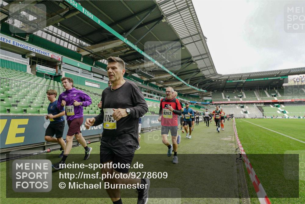 05.10.2025 - 20. swb-Marathon Bremen Michael Burmester http://msf.ph/oto/9278609 05.10.2025 10:31:19 Laufen im Stadion 7251, 9004, 9172, 9196, 9214, 9230, 9252, 9263, 9267, 9277, 9287, 9333, 9337, 9399, 9416, 9425, 9431, 9449, 9457, 9506, 9584, 9645, 9676, 9683, 9708, 9715, 9742, 9787, 9791, 9852, 9894, 9903, 9934, 10014, 10016, 10020, 10066, 10163, 10199, 10222, 10240, 10251, 10279, 10317, 10321, 10356, 10378, 10380, 10438, 10449, 10479, 10514, 10537, 10543, 10556, 10609, 10625, 10636, 10638, 10655, 10668, 10669, 10698, 10743, 7733, 9209, 9251, 9906 meine-sportfotos.de