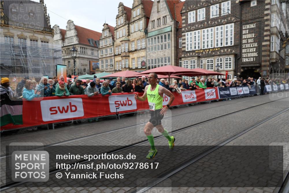 05.10.2025 - 20. swb-Marathon Bremen Yannick Fuchs http://msf.ph/oto/9278617 05.10.2025 12:40:41 Ziel 4, 351 meine-sportfotos.de