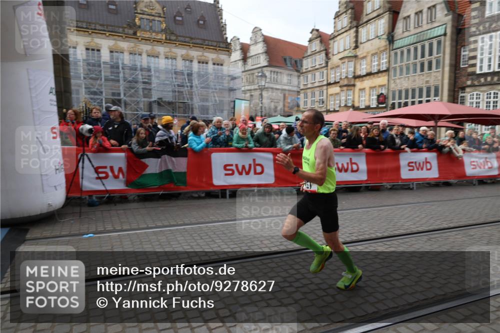05.10.2025 - 20. swb-Marathon Bremen Yannick Fuchs http://msf.ph/oto/9278627 05.10.2025 12:40:41 Ziel 4, 351 meine-sportfotos.de