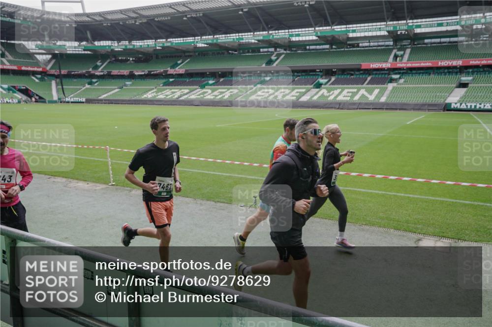 05.10.2025 - 20. swb-Marathon Bremen Michael Burmester http://msf.ph/oto/9278629 05.10.2025 12:59:21 Laufen im Stadion 27, 99, 219, 226, 586, 667, 807, 1043, 1229, 1516, 1598, 1711, 1843, 1854, 2496, 2663, 2797, 2941, 2945, 3086, 3087, 3141, 3615, 3747, 3791, 3888, 4095, 4113, 4380, 4395, 4486, 4522, 4536, 4827, 4909, 4967, 5123, 5493, 5510, 5530, 5584, 5722, 5808, 5878, 5891, 6007, 6030, 6374, 6561, 6624, 6882, 7169, 7185, 7201, 7262, 7311, 7312, 7398, 7421, 7467, 7511, 7550, 7906, 7929, 8097, 8214, 8247, 8355, 8372, 8485, 8539, 8981, 9024, 9072, 10526, 726 meine-sportfotos.de
