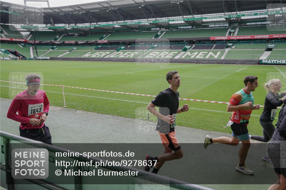 05.10.2025 - 20. swb-Marathon Bremen Michael Burmester http://msf.ph/oto/9278637 05.10.2025 12:59:22 Laufen im Stadion 27, 99, 219, 226, 586, 667, 807, 1043, 1229, 1516, 1598, 1711, 1843, 1854, 2496, 2663, 2797, 2941, 2945, 3086, 3087, 3141, 3747, 3791, 3888, 4095, 4113, 4380, 4395, 4486, 4522, 4536, 4827, 4909, 4967, 5123, 5493, 5510, 5530, 5584, 5722, 5808, 5891, 6007, 6030, 6374, 6561, 6624, 6882, 7169, 7185, 7201, 7262, 7311, 7312, 7398, 7421, 7467, 7511, 7550, 7906, 7929, 8097, 8214, 8247, 8355, 8372, 8485, 8539, 8981, 9024, 9072, 10526, 726 meine-sportfotos.de