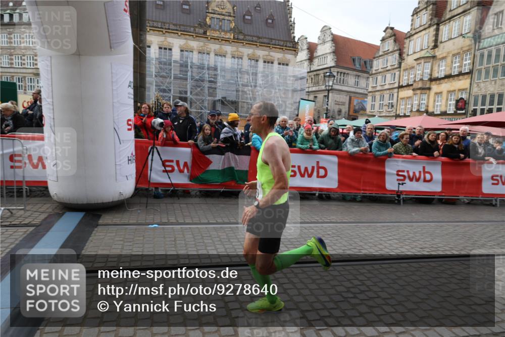 05.10.2025 - 20. swb-Marathon Bremen Yannick Fuchs http://msf.ph/oto/9278640 05.10.2025 12:40:42 Ziel 4, 351 meine-sportfotos.de