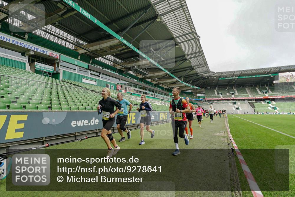 05.10.2025 - 20. swb-Marathon Bremen Michael Burmester http://msf.ph/oto/9278641 05.10.2025 10:31:21 Laufen im Stadion 7251, 9004, 9172, 9196, 9214, 9252, 9263, 9267, 9277, 9287, 9333, 9337, 9399, 9416, 9425, 9431, 9449, 9457, 9506, 9584, 9645, 9676, 9683, 9708, 9715, 9742, 9787, 9791, 9852, 9894, 9903, 9934, 10014, 10016, 10020, 10066, 10163, 10199, 10222, 10240, 10251, 10279, 10317, 10321, 10356, 10378, 10380, 10438, 10449, 10479, 10514, 10537, 10543, 10556, 10609, 10636, 10638, 10655, 10668, 10669, 10698, 10719, 10743, 7733, 9209, 9230, 9251, 9906 meine-sportfotos.de