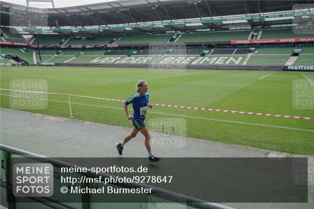 05.10.2025 - 20. swb-Marathon Bremen Michael Burmester http://msf.ph/oto/9278647 05.10.2025 12:59:24 Laufen im Stadion 27, 99, 219, 226, 586, 667, 807, 1043, 1229, 1516, 1598, 1711, 1843, 1854, 2496, 2663, 2782, 2797, 2941, 2945, 3086, 3087, 3141, 3747, 3791, 3888, 4095, 4113, 4380, 4395, 4486, 4536, 4827, 4909, 4967, 5123, 5493, 5510, 5530, 5584, 5722, 5808, 5891, 6007, 6030, 6374, 6439, 6561, 6624, 6882, 7169, 7185, 7201, 7262, 7311, 7312, 7398, 7421, 7467, 7511, 7550, 7906, 7929, 8097, 8214, 8247, 8355, 8372, 8485, 8539, 8981, 9024, 9072, 10526, 726 meine-sportfotos.de