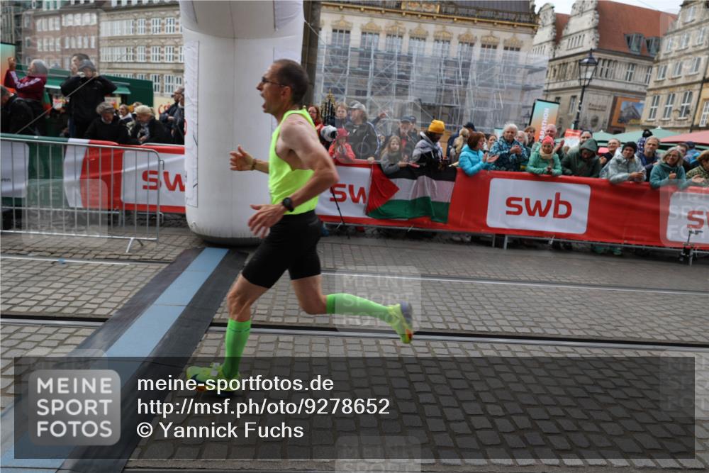 05.10.2025 - 20. swb-Marathon Bremen Yannick Fuchs http://msf.ph/oto/9278652 05.10.2025 12:40:42 Ziel 4, 351 meine-sportfotos.de