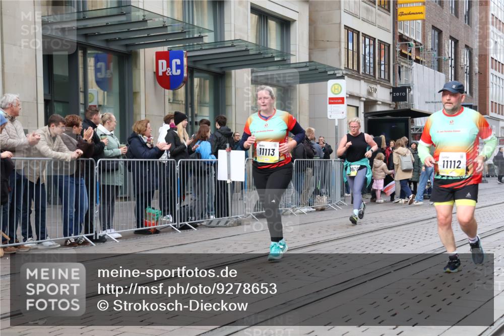 05.10.2025 - 20. swb-Marathon Bremen Strokosch-Dieckow http://msf.ph/oto/9278653 05.10.2025 11:15:06 Ziel 8844, 9441, 9643, 9767, 9768, 9959, 10976, 11112, 11113, 8844, 9441, 9643, 9767, 9768, 9959, 10976, 11112, 11113 meine-sportfotos.de