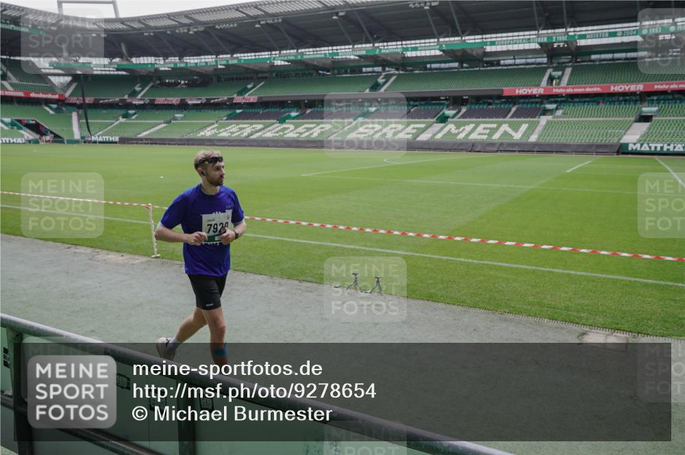 05.10.2025 - 20. swb-Marathon Bremen Michael Burmester http://msf.ph/oto/9278654 05.10.2025 12:59:27 Laufen im Stadion 27, 99, 219, 226, 586, 667, 807, 1043, 1229, 1516, 1598, 1711, 1843, 1854, 2496, 2663, 2782, 2797, 2866, 2941, 2945, 3086, 3087, 3141, 3592, 3747, 3888, 4095, 4113, 4380, 4395, 4486, 4536, 4827, 4909, 4967, 5123, 5493, 5510, 5530, 5584, 5722, 5808, 5891, 6007, 6030, 6374, 6439, 6561, 6624, 6882, 7169, 7185, 7201, 7262, 7311, 7312, 7398, 7421, 7467, 7511, 7550, 7906, 7929, 8097, 8214, 8247, 8355, 8372, 8485, 8539, 8699, 8981, 9024, 9072, 10526, 726 meine-sportfotos.de