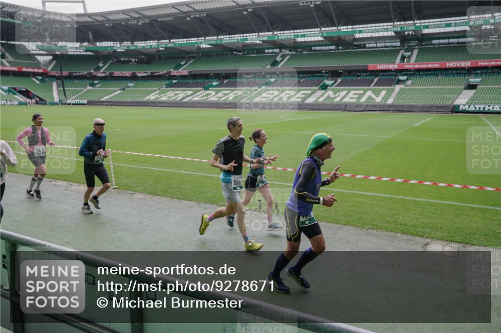 05.10.2025 - 20. swb-Marathon Bremen Michael Burmester http://msf.ph/oto/9278671 05.10.2025 12:59:29 Laufen im Stadion 27, 99, 219, 226, 586, 667, 807, 1043, 1229, 1516, 1598, 1711, 1843, 1854, 2663, 2782, 2797, 2866, 2941, 2945, 3086, 3087, 3141, 3592, 3747, 3888, 4095, 4113, 4380, 4395, 4486, 4536, 4827, 4909, 4967, 5123, 5493, 5510, 5530, 5584, 5722, 5808, 5891, 6030, 6374, 6439, 6561, 6624, 6882, 7169, 7185, 7201, 7262, 7311, 7312, 7398, 7421, 7467, 7511, 7550, 7906, 7929, 8097, 8214, 8247, 8258, 8355, 8372, 8485, 8699, 8981, 9024, 9072, 10526, 726 meine-sportfotos.de
