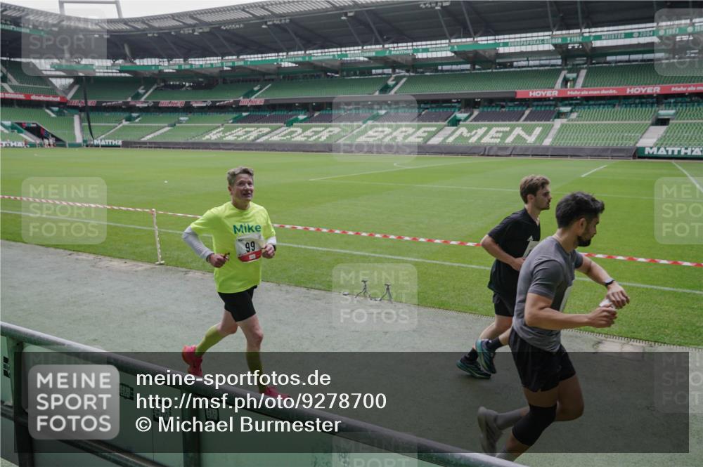 05.10.2025 - 20. swb-Marathon Bremen Michael Burmester http://msf.ph/oto/9278700 05.10.2025 12:59:32 Laufen im Stadion 27, 99, 219, 226, 667, 807, 978, 1043, 1516, 1525, 1548, 1598, 1711, 1843, 1854, 2663, 2782, 2797, 2866, 2941, 2945, 3086, 3087, 3141, 3592, 3747, 3888, 4095, 4113, 4220, 4380, 4395, 4486, 4536, 4827, 4909, 4967, 5123, 5493, 5510, 5530, 5584, 5722, 5891, 6030, 6374, 6439, 6561, 6624, 6882, 7169, 7185, 7201, 7262, 7295, 7311, 7312, 7398, 7421, 7467, 7511, 7550, 7679, 7906, 7929, 8097, 8214, 8247, 8258, 8355, 8372, 8485, 8699, 8981, 9024, 9072, 10526, 586, 1229 meine-sportfotos.de
