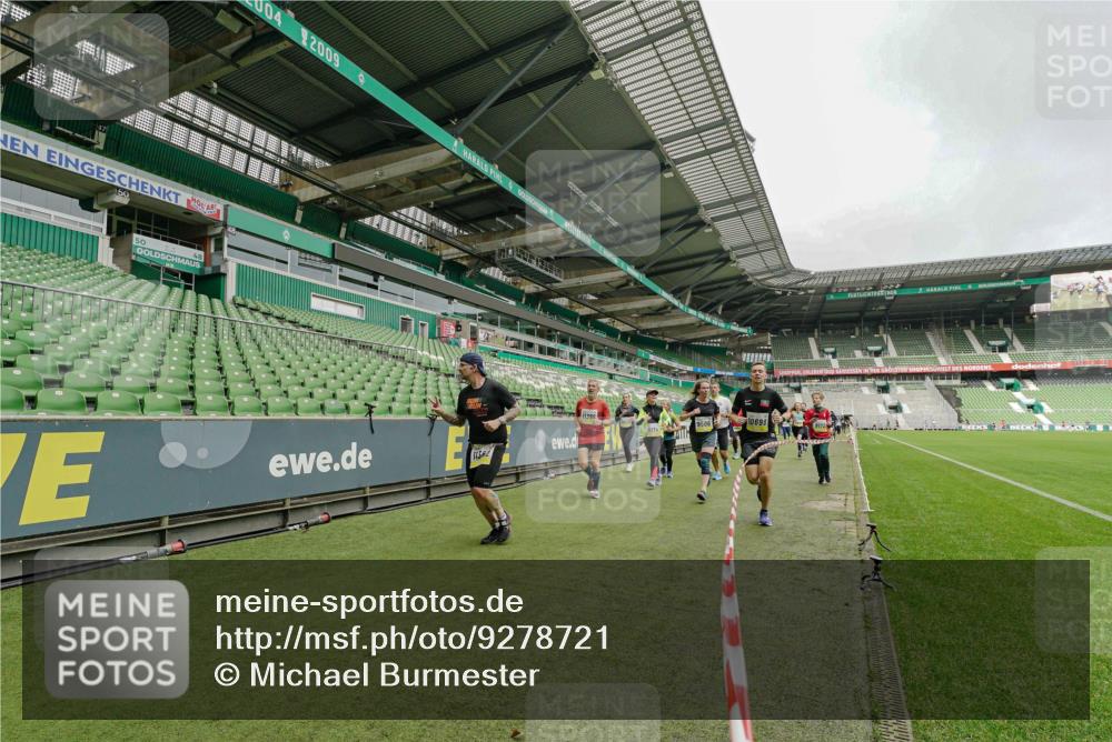 05.10.2025 - 20. swb-Marathon Bremen Michael Burmester http://msf.ph/oto/9278721 05.10.2025 10:31:31 Laufen im Stadion 7193, 7251, 8888, 9004, 9172, 9196, 9226, 9252, 9256, 9263, 9267, 9277, 9287, 9337, 9416, 9425, 9431, 9449, 9457, 9506, 9581, 9584, 9645, 9683, 9708, 9715, 9742, 9791, 9852, 9871, 9903, 9934, 10014, 10016, 10020, 10029, 10163, 10199, 10206, 10222, 10226, 10240, 10279, 10296, 10310, 10317, 10321, 10335, 10356, 10438, 10449, 10479, 10514, 10537, 10543, 10609, 10636, 10638, 10655, 10668, 10669, 10698, 10719, 10743, 9214, 9230, 9251 meine-sportfotos.de