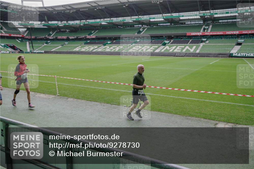 05.10.2025 - 20. swb-Marathon Bremen Michael Burmester http://msf.ph/oto/9278730 05.10.2025 12:59:40 Laufen im Stadion 27, 99, 219, 226, 667, 807, 860, 954, 978, 1043, 1516, 1525, 1548, 1598, 1711, 1843, 1854, 2609, 2663, 2782, 2797, 2866, 2941, 2945, 3086, 3087, 3104, 3169, 3230, 3592, 3747, 3783, 3888, 4181, 4220, 4380, 4395, 4486, 4536, 4827, 4909, 5123, 5493, 5510, 5530, 5584, 5891, 6030, 6374, 6439, 6536, 6674, 6882, 7169, 7185, 7201, 7262, 7295, 7307, 7398, 7421, 7467, 7511, 7550, 7679, 7906, 7929, 8097, 8214, 8247, 8258, 8372, 8485, 8699, 8981, 9024, 9072, 10526, 586, 1229 meine-sportfotos.de