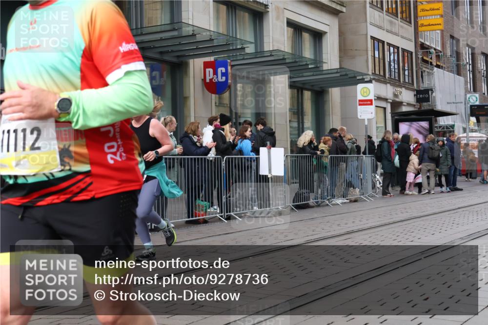 05.10.2025 - 20. swb-Marathon Bremen Strokosch-Dieckow http://msf.ph/oto/9278736 05.10.2025 11:15:09 Ziel 8844, 9441, 9567, 9643, 9767, 9768, 9959, 10976, 11112, 11113, 8844, 9441, 9567, 9643, 9767, 9768, 9959, 10976, 11112, 11113 meine-sportfotos.de