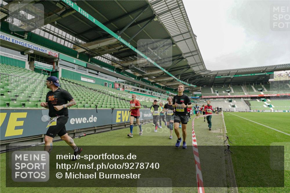 05.10.2025 - 20. swb-Marathon Bremen Michael Burmester http://msf.ph/oto/9278740 05.10.2025 10:31:31 Laufen im Stadion 7193, 7251, 8888, 9004, 9172, 9196, 9226, 9252, 9256, 9263, 9267, 9277, 9287, 9337, 9416, 9425, 9431, 9449, 9457, 9506, 9581, 9584, 9645, 9683, 9708, 9715, 9742, 9791, 9852, 9871, 9903, 9934, 10014, 10016, 10020, 10029, 10163, 10199, 10206, 10222, 10226, 10240, 10279, 10296, 10310, 10317, 10321, 10335, 10356, 10438, 10449, 10479, 10514, 10537, 10543, 10609, 10636, 10638, 10655, 10668, 10669, 10698, 10719, 10743, 9214, 9230, 9251 meine-sportfotos.de
