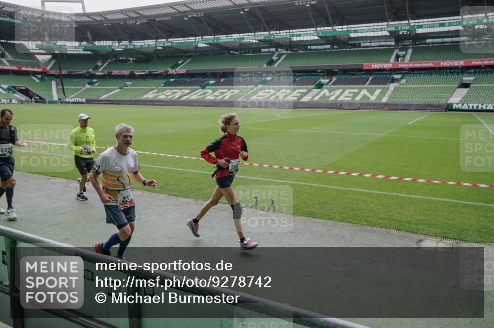 05.10.2025 - 20. swb-Marathon Bremen Michael Burmester http://msf.ph/oto/9278742 05.10.2025 12:59:41 Laufen im Stadion 27, 99, 219, 226, 667, 807, 860, 954, 978, 1043, 1516, 1525, 1548, 1598, 1711, 1843, 1854, 2609, 2663, 2782, 2797, 2866, 2941, 2945, 3086, 3087, 3104, 3169, 3230, 3592, 3747, 3783, 3888, 4181, 4220, 4380, 4395, 4486, 4536, 4827, 4909, 5123, 5493, 5510, 5530, 5584, 5891, 6030, 6374, 6439, 6536, 6674, 6882, 7169, 7185, 7201, 7262, 7295, 7307, 7398, 7421, 7467, 7511, 7550, 7679, 7906, 7929, 8097, 8214, 8247, 8258, 8372, 8485, 8699, 8981, 9024, 9072, 10526, 219, 586, 1229 meine-sportfotos.de