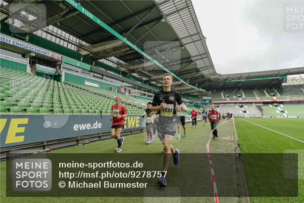 05.10.2025 - 20. swb-Marathon Bremen Michael Burmester http://msf.ph/oto/9278757 05.10.2025 10:31:32 Laufen im Stadion 7193, 7251, 8888, 9004, 9172, 9196, 9226, 9252, 9256, 9263, 9267, 9277, 9287, 9337, 9415, 9416, 9425, 9431, 9449, 9457, 9506, 9581, 9584, 9645, 9683, 9708, 9715, 9742, 9791, 9852, 9871, 9903, 9934, 10014, 10016, 10020, 10029, 10057, 10163, 10199, 10206, 10222, 10226, 10240, 10279, 10296, 10310, 10317, 10321, 10335, 10356, 10438, 10449, 10479, 10514, 10537, 10543, 10609, 10636, 10638, 10655, 10668, 10669, 10698, 10719, 10743, 9214, 9230, 9251 meine-sportfotos.de