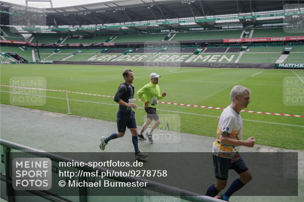 05.10.2025 - 20. swb-Marathon Bremen Michael Burmester http://msf.ph/oto/9278758 05.10.2025 12:59:42 Laufen im Stadion 27, 99, 226, 667, 807, 860, 954, 978, 1043, 1516, 1525, 1548, 1598, 1711, 1843, 1854, 2609, 2663, 2782, 2797, 2866, 2941, 2945, 3086, 3087, 3104, 3169, 3230, 3592, 3747, 3783, 3888, 4181, 4220, 4380, 4395, 4486, 4536, 4827, 4909, 5493, 5510, 5530, 5891, 6030, 6126, 6374, 6439, 6536, 6674, 6882, 7169, 7201, 7262, 7295, 7307, 7398, 7421, 7467, 7511, 7550, 7679, 7906, 7929, 8097, 8214, 8247, 8258, 8372, 8485, 8699, 8981, 9024, 9072, 10526, 219, 586, 1229 meine-sportfotos.de