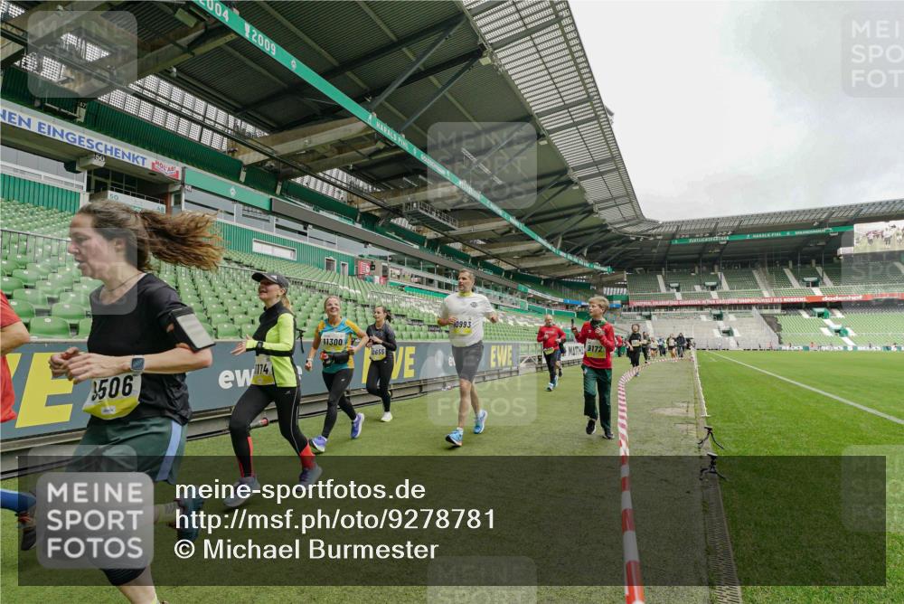 05.10.2025 - 20. swb-Marathon Bremen Michael Burmester http://msf.ph/oto/9278781 05.10.2025 10:31:33 Laufen im Stadion 7193, 7251, 8888, 9004, 9172, 9196, 9226, 9252, 9256, 9263, 9267, 9277, 9287, 9337, 9415, 9416, 9425, 9431, 9449, 9457, 9506, 9581, 9584, 9683, 9708, 9715, 9742, 9791, 9852, 9871, 9903, 9934, 10014, 10016, 10020, 10029, 10057, 10163, 10199, 10206, 10222, 10226, 10240, 10279, 10296, 10310, 10317, 10321, 10335, 10356, 10438, 10449, 10479, 10514, 10537, 10543, 10609, 10636, 10638, 10655, 10668, 10669, 10698, 10719, 10743, 9214, 9230 meine-sportfotos.de