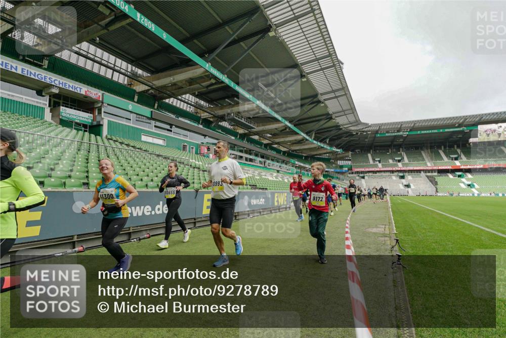 05.10.2025 - 20. swb-Marathon Bremen Michael Burmester http://msf.ph/oto/9278789 05.10.2025 10:31:34 Laufen im Stadion 7193, 7251, 8888, 9004, 9172, 9196, 9226, 9252, 9256, 9263, 9267, 9277, 9287, 9337, 9415, 9416, 9425, 9431, 9449, 9457, 9506, 9581, 9584, 9683, 9708, 9715, 9742, 9791, 9852, 9871, 9903, 9934, 10014, 10016, 10020, 10029, 10057, 10163, 10199, 10206, 10222, 10226, 10240, 10279, 10296, 10310, 10317, 10321, 10335, 10356, 10438, 10449, 10479, 10514, 10537, 10543, 10609, 10636, 10638, 10655, 10668, 10669, 10698, 10719, 10743, 9214, 9230 meine-sportfotos.de