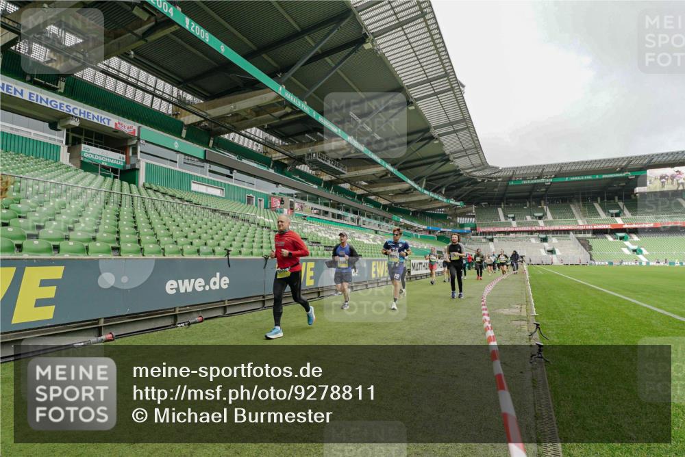 05.10.2025 - 20. swb-Marathon Bremen Michael Burmester http://msf.ph/oto/9278811 05.10.2025 10:31:35 Laufen im Stadion 7193, 7251, 8888, 9004, 9172, 9196, 9226, 9252, 9256, 9263, 9267, 9277, 9287, 9337, 9415, 9416, 9425, 9431, 9449, 9457, 9506, 9581, 9584, 9683, 9708, 9715, 9742, 9791, 9807, 9852, 9871, 9903, 9934, 10014, 10016, 10019, 10020, 10029, 10057, 10163, 10199, 10206, 10222, 10226, 10240, 10279, 10296, 10310, 10317, 10321, 10335, 10356, 10438, 10449, 10479, 10514, 10537, 10543, 10609, 10636, 10638, 10655, 10668, 10669, 10698, 10719, 10743, 9214, 9230 meine-sportfotos.de
