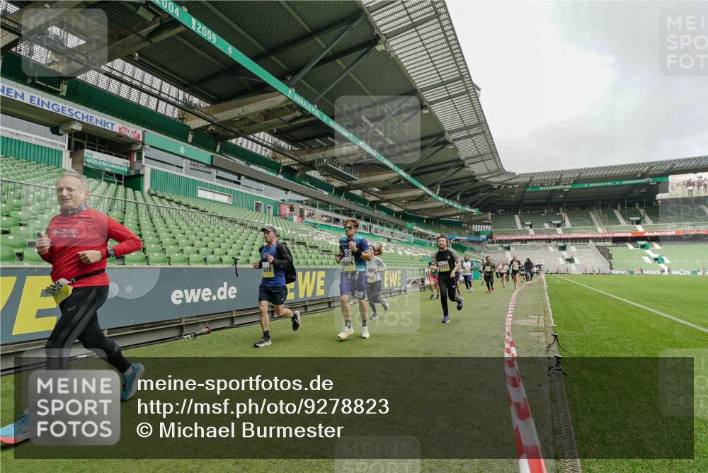 05.10.2025 - 20. swb-Marathon Bremen Michael Burmester http://msf.ph/oto/9278823 05.10.2025 10:31:36 Laufen im Stadion 7193, 7251, 8888, 9004, 9172, 9196, 9226, 9252, 9256, 9263, 9267, 9277, 9287, 9337, 9415, 9416, 9425, 9431, 9449, 9457, 9506, 9581, 9584, 9683, 9708, 9715, 9742, 9791, 9807, 9852, 9871, 9903, 9934, 10014, 10016, 10019, 10020, 10029, 10057, 10163, 10199, 10206, 10222, 10226, 10240, 10279, 10296, 10310, 10317, 10321, 10335, 10356, 10369, 10438, 10449, 10468, 10479, 10514, 10537, 10543, 10609, 10636, 10638, 10655, 10662, 10668, 10669, 10698, 10719, 10743, 9214, 9230 meine-sportfotos.de