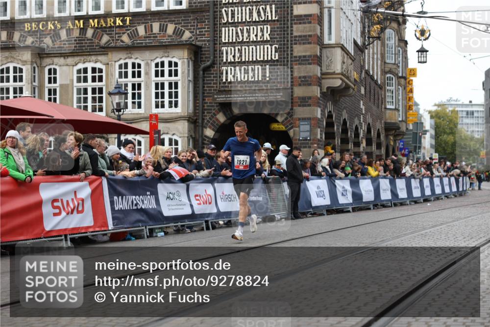05.10.2025 - 20. swb-Marathon Bremen Yannick Fuchs http://msf.ph/oto/9278824 05.10.2025 12:42:26 Ziel 456, 1024, 1363 meine-sportfotos.de
