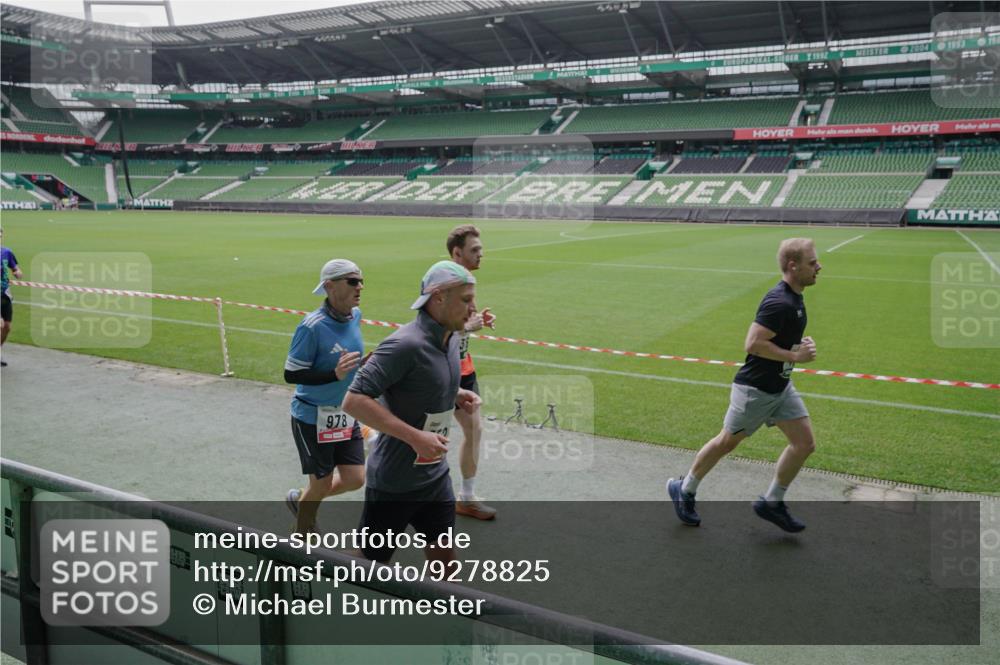 05.10.2025 - 20. swb-Marathon Bremen Michael Burmester http://msf.ph/oto/9278825 05.10.2025 12:59:50 Laufen im Stadion 27, 99, 226, 271, 627, 807, 860, 954, 978, 1043, 1516, 1525, 1548, 1598, 1711, 1854, 2609, 2663, 2782, 2866, 2945, 3086, 3087, 3104, 3169, 3177, 3230, 3549, 3592, 3747, 3783, 3888, 4046, 4181, 4220, 4380, 4395, 4486, 4536, 4824, 4827, 5493, 5510, 5627, 6030, 6126, 6208, 6374, 6439, 6536, 6674, 6881, 7201, 7262, 7295, 7307, 7398, 7421, 7467, 7511, 7537, 7598, 7679, 7906, 7929, 8097, 8214, 8258, 8372, 8485, 8699, 8981, 9072, 10526, 219, 586, 667, 1229, 1843 meine-sportfotos.de