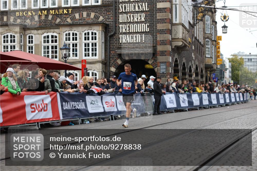 05.10.2025 - 20. swb-Marathon Bremen Yannick Fuchs http://msf.ph/oto/9278838 05.10.2025 12:42:26 Ziel 456, 1024, 1363 meine-sportfotos.de