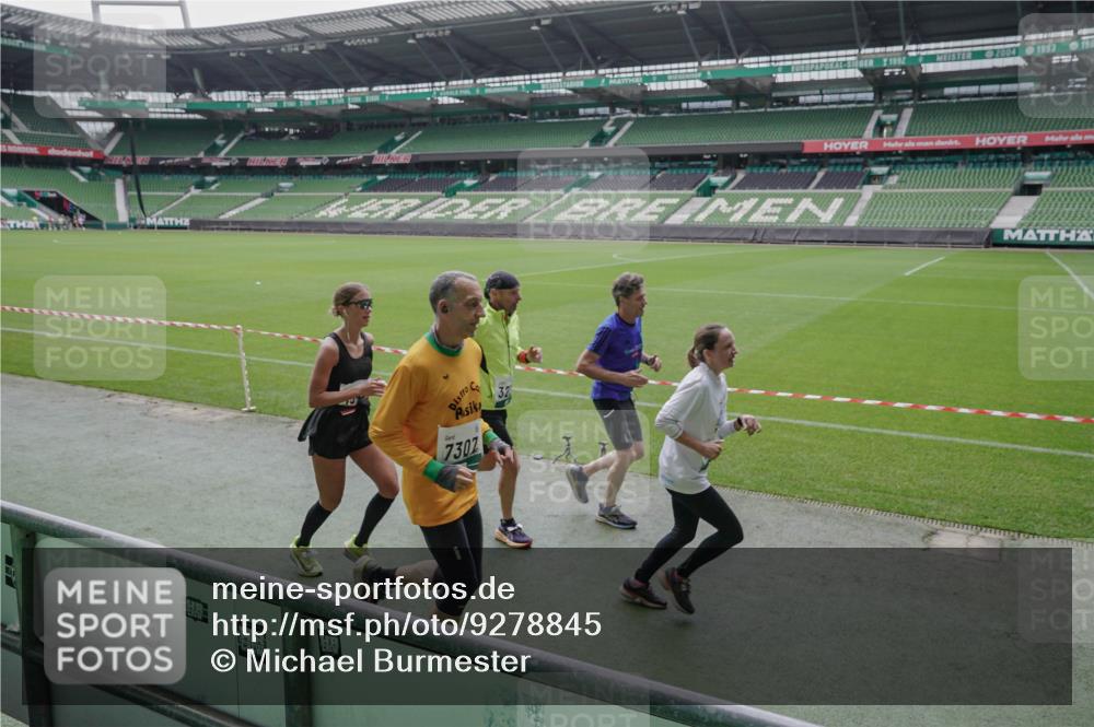 05.10.2025 - 20. swb-Marathon Bremen Michael Burmester http://msf.ph/oto/9278845 05.10.2025 12:59:52 Laufen im Stadion 27, 99, 226, 271, 627, 807, 860, 954, 978, 1043, 1516, 1525, 1548, 1598, 1711, 1806, 2609, 2663, 2782, 2866, 2945, 3086, 3087, 3104, 3169, 3177, 3230, 3549, 3592, 3747, 3783, 3888, 4046, 4181, 4220, 4380, 4395, 4486, 4536, 4592, 4824, 5493, 5510, 5627, 6030, 6126, 6208, 6374, 6389, 6439, 6536, 6636, 6674, 6881, 7201, 7262, 7295, 7307, 7398, 7421, 7467, 7511, 7537, 7598, 7679, 7906, 7929, 8097, 8258, 8372, 8485, 8699, 8981, 9072, 10526, 219, 667, 1843 meine-sportfotos.de