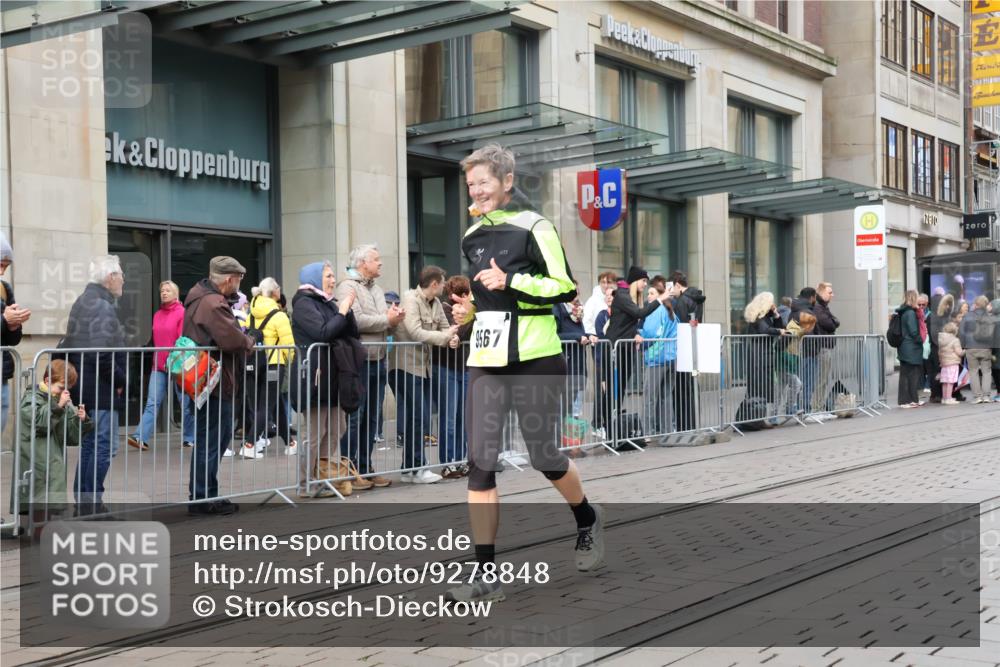 05.10.2025 - 20. swb-Marathon Bremen Strokosch-Dieckow http://msf.ph/oto/9278848 05.10.2025 11:15:16 Ziel 8844, 9567, 9767, 9959, 10976, 11112, 11113, 11440, 8844, 9567, 9767, 9959, 10976, 11112, 11113, 11440 meine-sportfotos.de