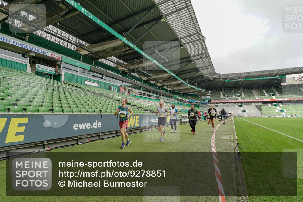 05.10.2025 - 20. swb-Marathon Bremen Michael Burmester http://msf.ph/oto/9278851 05.10.2025 10:31:39 Laufen im Stadion 7193, 7251, 8888, 9004, 9172, 9196, 9226, 9252, 9256, 9263, 9267, 9277, 9287, 9337, 9415, 9416, 9425, 9431, 9449, 9457, 9506, 9581, 9584, 9715, 9742, 9791, 9807, 9852, 9871, 9903, 9934, 10014, 10016, 10019, 10020, 10029, 10057, 10163, 10199, 10206, 10222, 10226, 10240, 10279, 10296, 10310, 10317, 10321, 10327, 10335, 10356, 10369, 10438, 10449, 10468, 10514, 10537, 10543, 10609, 10616, 10636, 10638, 10655, 10662, 10668, 10669, 10698, 10719, 10743, 10785, 9214, 9230 meine-sportfotos.de