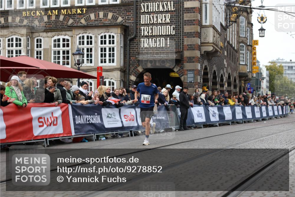 05.10.2025 - 20. swb-Marathon Bremen Yannick Fuchs http://msf.ph/oto/9278852 05.10.2025 12:42:26 Ziel 456, 1024, 1363 meine-sportfotos.de