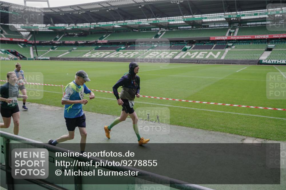 05.10.2025 - 20. swb-Marathon Bremen Michael Burmester http://msf.ph/oto/9278855 05.10.2025 12:59:54 Laufen im Stadion 27, 99, 226, 271, 491, 627, 807, 860, 954, 978, 1043, 1516, 1525, 1548, 1598, 1606, 1711, 1806, 2609, 2663, 2782, 2866, 2945, 3086, 3087, 3104, 3169, 3177, 3230, 3549, 3592, 3747, 3783, 3888, 4046, 4181, 4220, 4380, 4395, 4486, 4536, 4592, 4824, 5493, 5510, 5627, 6030, 6126, 6208, 6389, 6439, 6536, 6636, 6674, 6762, 6881, 7201, 7295, 7307, 7398, 7421, 7467, 7511, 7537, 7598, 7679, 7906, 7929, 8097, 8258, 8372, 8485, 8699, 8981, 9072, 10526, 219, 667, 1516, 1843 meine-sportfotos.de